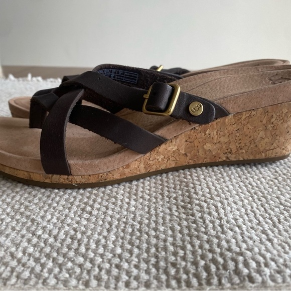 NWT UGG Adalie Cork Wedge Thong Brown Leather Sandal Cushioned Footbed Size 7M - Picture 2 of 5